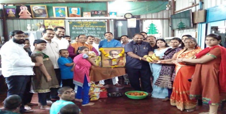 शिवसेनेच्या वतीने दिव्यांग, अपंग व अनाथ मुलांना फळे व खाऊ वाटप